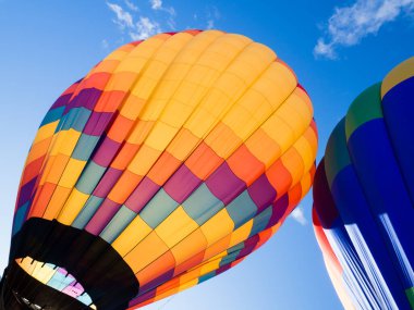 Washington 'daki Winthrop Balon Festivali' nde havalanmaya hazır iki renkli sıcak hava balonu.