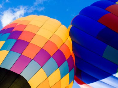 Washington 'daki Winthrop Balon Festivali' nde havalanmaya hazır iki renkli sıcak hava balonu.