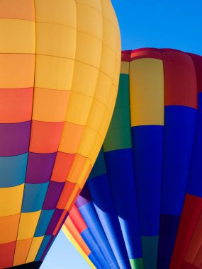 Washington 'daki Winthrop Balon Festivali' nde havalanmaya hazır iki renkli sıcak hava balonu.