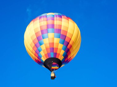 Washington 'da Winthrop Balon Festivali sırasında açık mavi gökyüzünde uçan renkli sıcak hava balonu