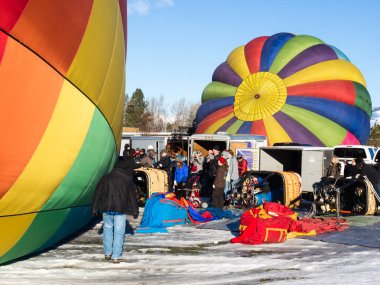 Winthrop, Wa / Usa - 4 Mart 2017: Sıcak hava balonu pilotları Winthrop Balon Festivali sırasında uçuşa hazırlanıyor