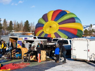 Winthrop, Wa / Usa - 4 Mart 2017: Sıcak hava balonu pilotları Winthrop Balon Festivali sırasında uçuşa hazırlanıyor