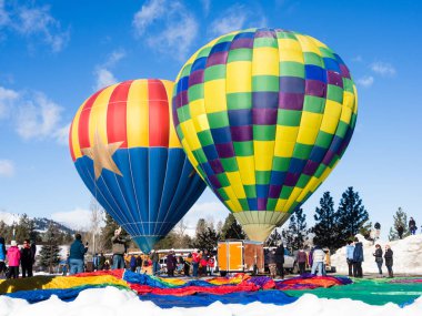 Winthrop, Wa / Usa - 4 Mart 2017: Yerdeki sıcak hava balonları Winthrop Balon Festivali 'nde havalanmaya hazır