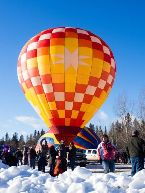 Winthrop, Wa / Usa - 4 Mart 2017: Ziyaretçiler Winthrop Balon Festivali sırasında havalanan sıcak hava balonlarının keyfini çıkarıyorlar