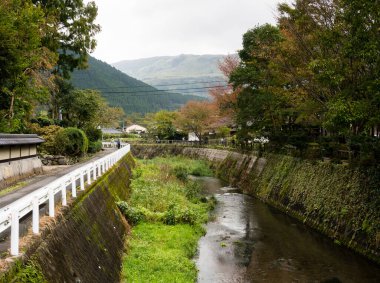 Japonya 'nın Oita bölgesindeki ünlü bir kaplıcada, Yufuin' deki Riverside Caddesi 'nde.