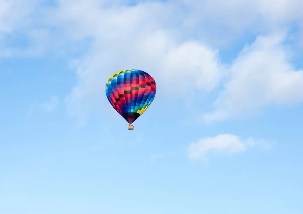 Balon Aer Cald Colorat Care Zboară Cerul Albastru Nori Moi — Fotografie, imagine de stoc