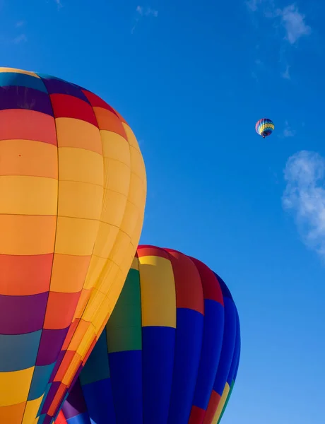 ウィンスロップバルーンフェスティバルで青い空に対するカラフルな熱気球 — ストック写真
