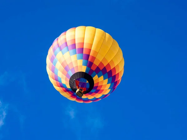 Balon Aer Cald Colorat Care Zboară Cerul Albastru Strălucitor Timpul — Fotografie, imagine de stoc