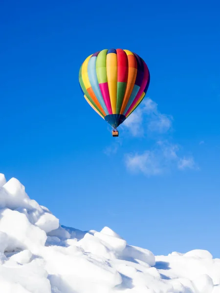 Цветной Воздушный Шар Летящий Над Снежным Полем Зимой — стоковое фото