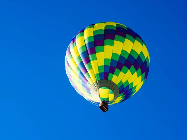 Balão Quente Colorido Voando Céu Azul Brilhante Durante Winthrop Balloon — Fotografia de Stock