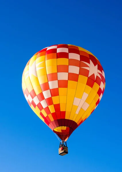 Balon Aer Cald Colorat Care Zboară Cerul Albastru Strălucitor Timpul — Fotografie, imagine de stoc