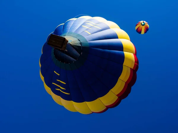 Coloridos Globos Aire Caliente Volando Cielo Azul Brillante Durante Winthrop —  Fotos de Stock