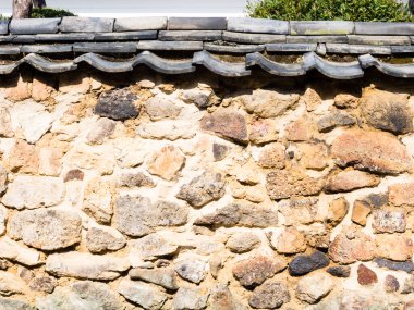 Japonya 'nın Arita kasabasında (Japon porselenlerinin doğduğu yer) atılan çömlek parçalarından yapılmış eski tuğla duvar.)