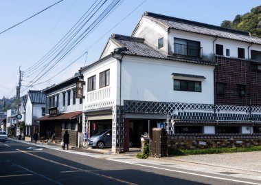 Arita, Japonya - 4 Kasım 2016: Japon porselenlerinin doğduğu yer olan Arita kasabasındaki geleneksel Japon tüccar evleri