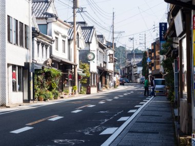 Arita, Japonya - 4 Kasım 2016: Japon porselenlerinin doğduğu yer olan Arita kasabasındaki geleneksel Japon tüccar evleri