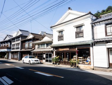 Arita, Japonya - 4 Kasım 2016: Japon porselenlerinin doğduğu yer olan Arita kasabasındaki geleneksel Japon tüccar evleri