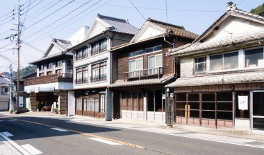 Arita, Japonya - 4 Kasım 2016: Japon porselenlerinin doğduğu yer olan Arita kasabasındaki geleneksel Japon tüccar evleri