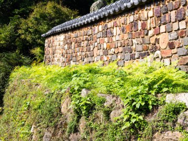 Japonya 'nın Arita kasabasında (Japon porselenlerinin doğduğu yer) atılan çömlek parçalarından yapılmış eski tuğla duvar.)