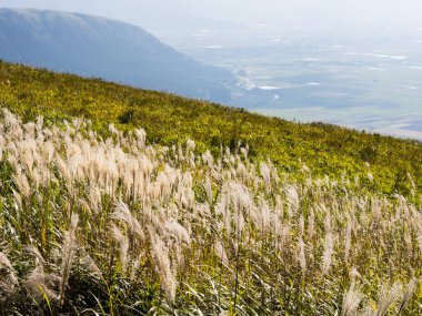 Aso volkanik kalderasının kuzey kenarından manzara - Aso-Kuju Ulusal Parkı, Kumamoto Bölgesi, Japonya