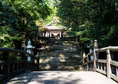 Aso, Japonya - 5 Kasım 2016: Aso-Kuju Ulusal Parkı 'nın bir parçası olan Aso volkanik kalderasındaki tarihi Kokuzo Tapınağı