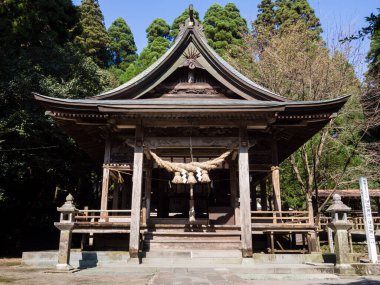 Aso, Japonya - 5 Kasım 2016: Aso-Kuju Ulusal Parkı 'nın bir parçası olan Aso volkanik kalderasındaki tarihi Kokuzo Tapınağı' nın ana salonu