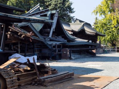 Aso, Japonya - 5 Kasım 2016: 2016 Kumamoto depremlerinin ardından binalar ağır hasar gören Aso türbesine çöktü