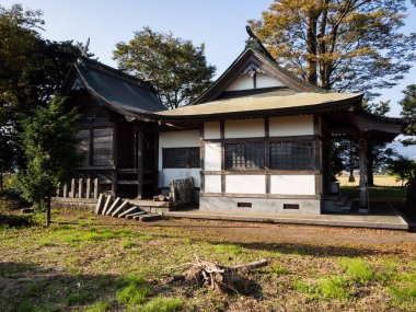 Aso-Kuju Ulusal Parkı 'nın bir parçası olan Aso volkanik kalderasının içindeki Shimomiya türbesi
