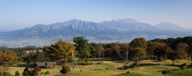 Aso volkanik kalderasının güney kenarından Aso 'nun 5 tepesinin sabah manzarası - Aso-Kuju Ulusal Parkı, Kumamoto Bölgesi, Japonya