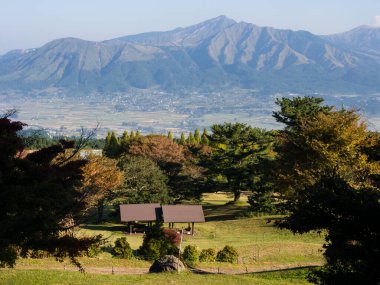 Aso volkanik kalderasının güney kenarından Aso 'nun 5 tepesinin sabah manzarası - Aso-Kuju Ulusal Parkı, Kumamoto Bölgesi, Japonya
