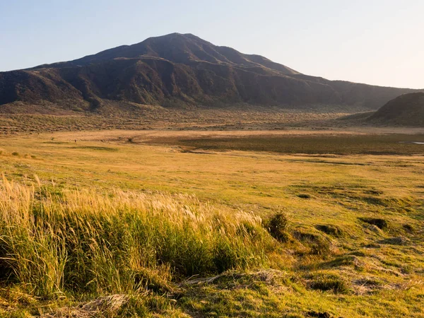 Aso volkanik kalderasının içindeki Kusasenri Platosu 'nda sonbahar - Aso-Kuju Ulusal Parkı, Kumamoto Bölgesi