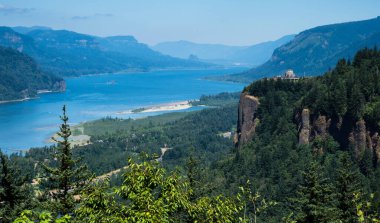 Kadın Forumu manzaralı Crown Point Vista House ile Columbia Nehri Boğazı 'nın panoramik manzarası - Oregon, ABD