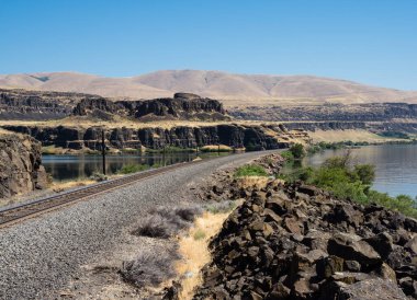 Columbia Nehri Boğazı boyunca uzanan demiryolu rayları Columbia Hills Eyalet Parkı 'ndaki Horsethief Gölü yakınlarında - WA, ABD