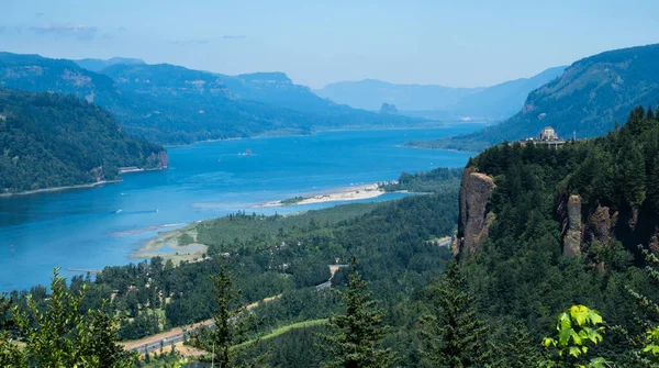 Kadın Forumu manzaralı Crown Point Vista House ile Columbia Nehri Boğazı 'nın panoramik manzarası - Oregon, ABD
