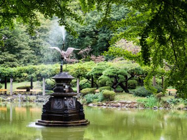 Hibiya Parkı 'ndaki Unkei göleti ve Crane çeşmesi - Tokyo, Japonya
