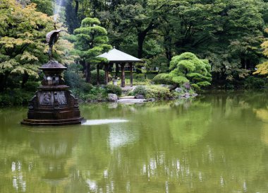 Hibiya Parkı 'ndaki Unkei göleti ve Crane çeşmesi - Tokyo, Japonya