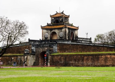 Hue, Vietnam - 11 Mart 2016: Vietnam hükümdarları ve Unesco Dünya Mirası 'nın eski bir konutu olan Hue İmparatorluk Şehri Kulesi