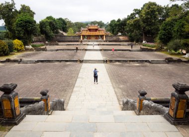 Hue, Vietnam - 12 Mart 2016: Hue, Hue İmparatorluğu 'nun mezarlarından biri olan Minh Mang' ın mezarında