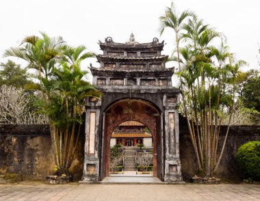 Hue, Vietnam - 12 Mart 2016: Hue İmparatorluğu mezarlarından biri olan Minh Mang 'ın mezarının avlu kapısı