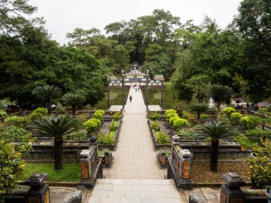 Hue, Vietnam - 12 Mart 2016: Hue İmparatorluğu mezarlarından biri olan Minh Mang 'ın mezarında bahçeler ve köşkler