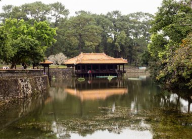 Hue, Vietnam - 12 Mart 2016 Tu Duc Mezarlığı 'nda, Hue İmparatorluğu' nun mezarlarından biri