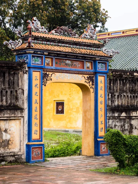 Hue, Vietnam - 11 Mart 2016: Vietnam hükümdarları ve Unesco Dünya Mirası 'nın eski konutu Hue İmparatorluk Şehri' ne dayanarak