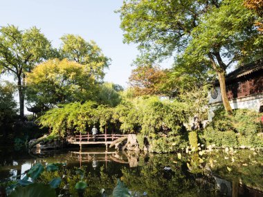Suzhou, Çin - 30 Ekim 2017: Suzhou 'nun ünlü klasik bahçelerinden biri olan Lingering Garden' da akşam yemeği