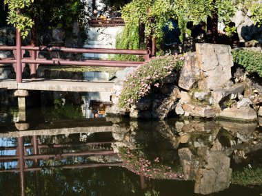 Suzhou, Çin - 30 Ekim 2017: Suzhou 'nun ünlü klasik bahçelerinden biri olan Lingering Garden' da akşam yemeği