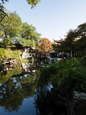Suzhou, Çin - 30 Ekim 2017: Suzhou 'nun ünlü klasik bahçelerinden biri olan Lingering Garden' da akşam yemeği