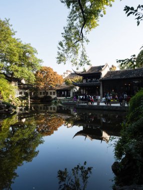 Suzhou, Çin - 30 Ekim 2017: Suzhou 'nun ünlü klasik bahçelerinden biri olan Lingering Garden' da akşam yemeği