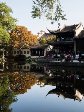 Suzhou, Çin - 30 Ekim 2017: Suzhou 'nun ünlü klasik bahçelerinden biri olan Lingering Garden' da akşam yemeği