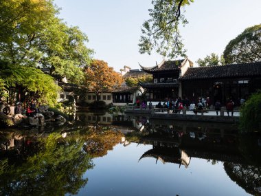 Suzhou, Çin - 30 Ekim 2017: Suzhou 'nun ünlü klasik bahçelerinden biri olan Lingering Garden' da akşam yemeği