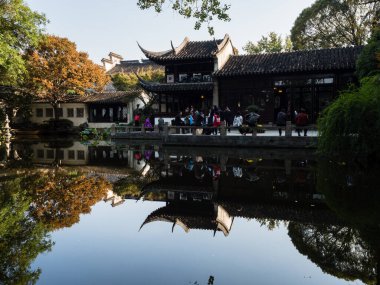 Suzhou, Çin - 30 Ekim 2017: Suzhou 'nun ünlü klasik bahçelerinden biri olan Lingering Garden' da akşam yemeği