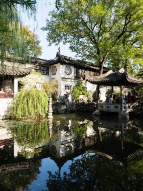 Suzhou, Çin - 30 Ekim 2017: Suzhou 'nun ünlü klasik bahçelerinden biri olan Lingering Garden' da akşam yemeği