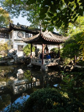 Suzhou, Çin - 30 Ekim 2017: Suzhou 'nun ünlü klasik bahçelerinden biri olan Lingering Garden' da akşam yemeği